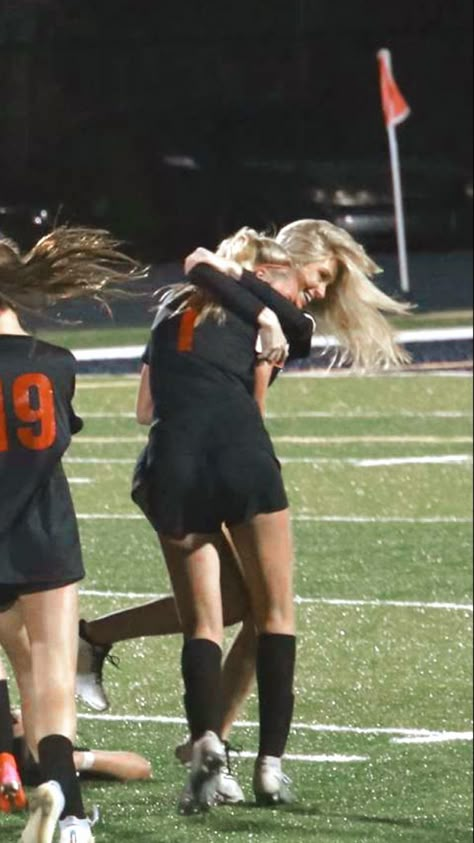 Blonde Soccer Girl, Girl Soccer Aesthetic, Playing Soccer Aesthetic, Womens Soccer Aesthetic, Soccer Aesthetic Girl, Girls Soccer Aesthetic, Soccer Girl Aesthetic, Soccer Fits, Girl Playing Soccer