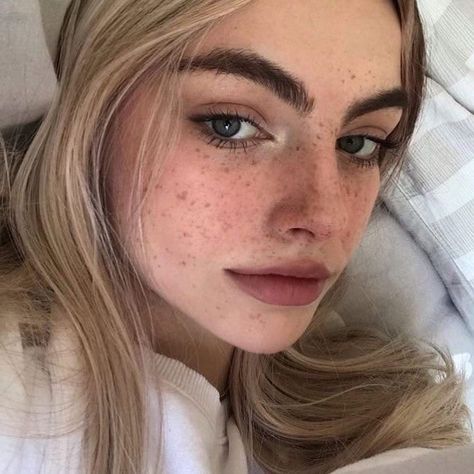 Face Claims Female, Freckles Girl, Beauty Shoot, Pinterest Girls, Attractive People, Everyday Makeup, Blonde Girl, Face Claims, Billie Eilish