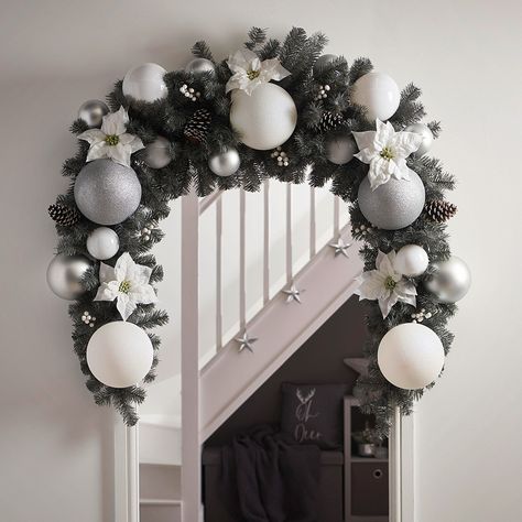 Door Way Christmas Decorations, Christmas Bauble Arch, Round Arch Christmas Decor, Christmas Door Arch Decorations, Christmas Arches Indoor, Christmas Arch Decorations, How To Make A Christmas Door Arch, Christmas Door Arch Diy, Bauble Arch