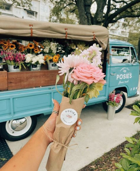 Flower Stall Aesthetic, Florist Market Stall, Flower Truck Ideas, Flower Truck Business, Wildflower Cafe, Bouquet Business, Natalie Downey, Getting Flowers, Flower Van