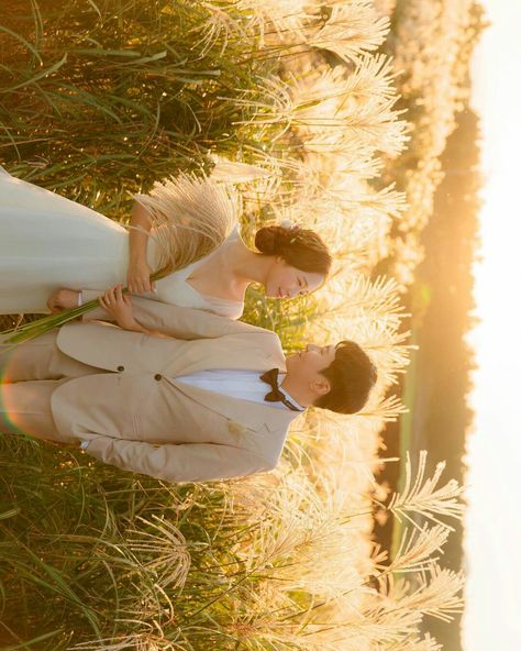 Couple Korea, Photo Romantic, Grass Fields, Pre Wedding Photoshoot Outfit, Romantic Ideas, Dreamy Photography, Grass Field, Prewedding Photography, Pre Wedding Photoshoot