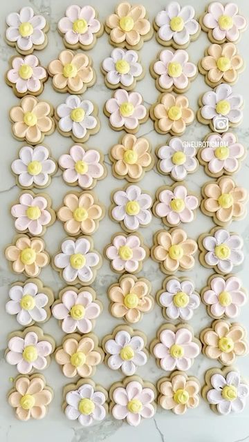 Sugar Cookie Inspiration, Cookie Decorating Videos, Garden Theme Birthday, Flower Biscuits, Birthday Dinner Menu, Work Baby Showers, Flower Sugar Cookies, Bento Cakes, Flower Birthday Party