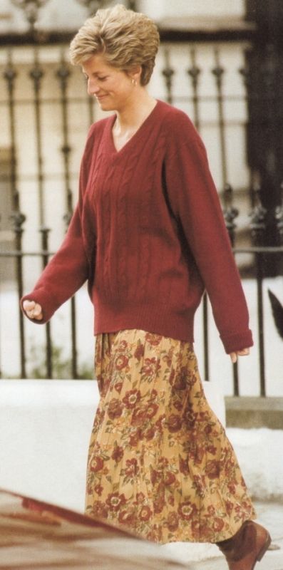 Diana in a burgundy sweater Princess Diana Sweater, Princesse Kate Middleton, Princess Diana Fashion, Diana Fashion, Princes Diana, Quoi Porter, Elisabeth Ii, Diana Princess, Lady Diana Spencer