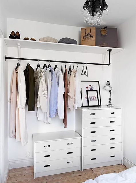 Minimalist open concept closet with white dressers Dressing Pas Cher, Koti Diy, Creative Closets, No Closet Solutions, Open Closet, Extra Bedroom, Diy Bedroom, Diy Closet, Diy Decorating