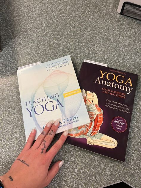 Books Recs, Teacher And Student Relationship, Yoga Teacher Resources, Yoga Certification, Teacher Aesthetic, Bali Yoga, Yoga Anatomy, Empowering Books, Yoga Inspo