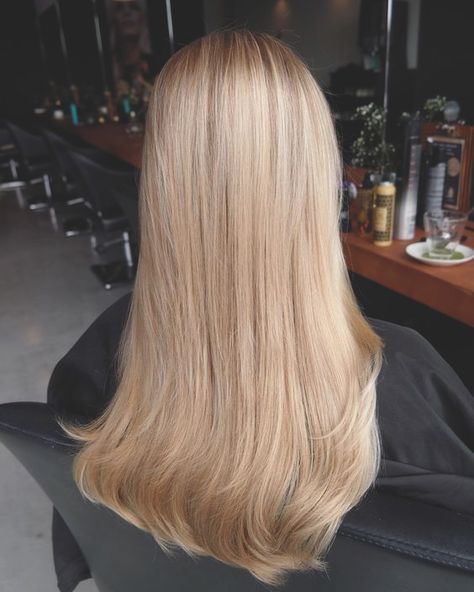 Champagne Blond, Champagne Blonde Hair, Sandy Blonde Hair, Chelsea Houska, Chunky Highlights, Blond Balayage, Champagne Blonde, Dark Roots Blonde Hair, Honey Blonde Hair