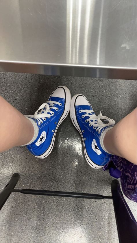 Converse High Tops Aesthetic, Converse Chuck Taylor 70s Outfit, Chuck Taylor 70s Outfit, High Tops Aesthetic, 70s Outfits Women, Royal Blue Converse, Blue Converse High Tops, Converse Mid Tops, Converse Chuck Taylor 70s