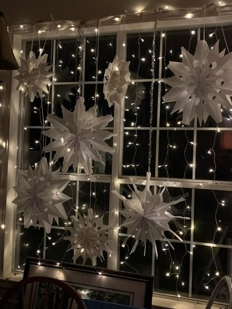 Office Decor With Fairy Lights, Paper Lantern Christmas Decor, Christmas Ceiling Decorations Ideas, Window Christmas Decor Ideas, Xmas Window Decorations, Christmas Window Decor, Snow Decorations, Christmas Decorations Apartment, Christmas Window Display