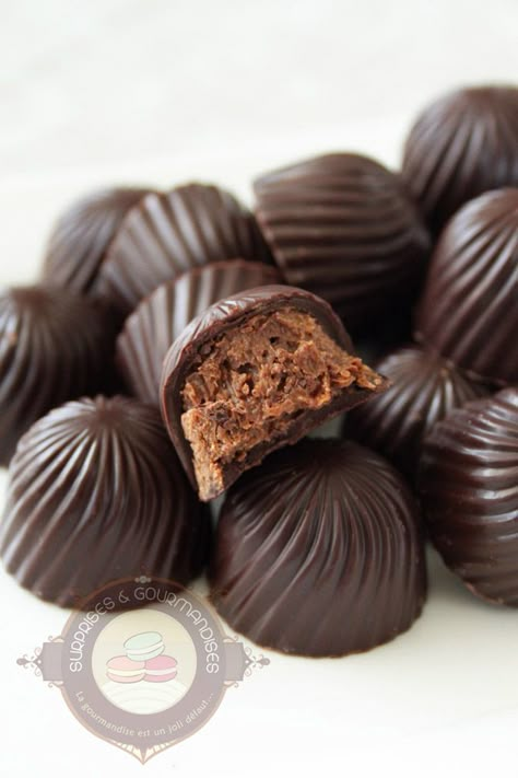 Homemade Chocolate Bonbons, Bon Bons Recipe, Chocolate Recipes Homemade, French Chocolate, Chocolate Snacks, Chocolate Cookie Recipes, Artisan Chocolate, Chocolate Sweets, No Cook Desserts