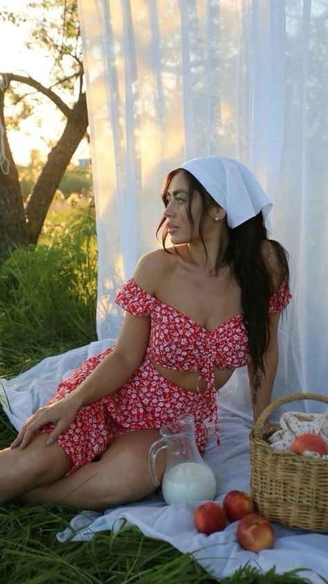 Photoshoot Woman Outdoor, Studio Picnic Photoshoot, Cottage Photoshoot Ideas, Milk Maid Photoshoot, Picnic Photo Shoot Ideas, Picnic Ideas Photoshoot, Picnic Portrait Photography, Village Photoshoot Ideas, Strawberry Picnic Photoshoot