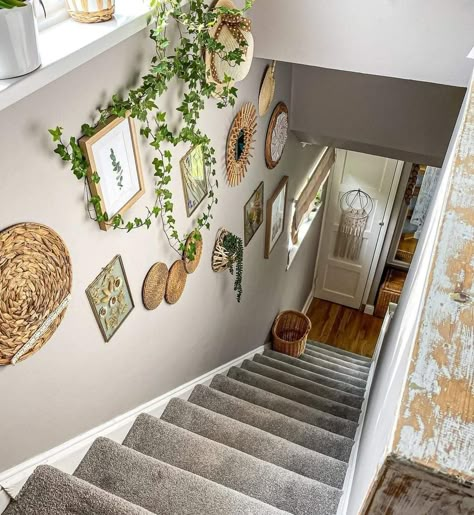 Staircase Astethic, Small Foyer Ideas Entryway With Stairs, Boho Landing Decor, Boho Stairway Wall Decor, Boho Stairwell Decor, Apartment Staircase Decor, Staircase Platform Decor, Boho Stairs Decor, Wall Along Stairs Decor