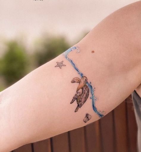 Braslet Tattoo, Sea Waves Tattoo, Sea Tattoos For Women, Ocean Animal Tattoos, Strand Tattoo, Tropisches Tattoo, Turtle Tattoo Ideas, Tattoos Ocean, Small Turtle Tattoo