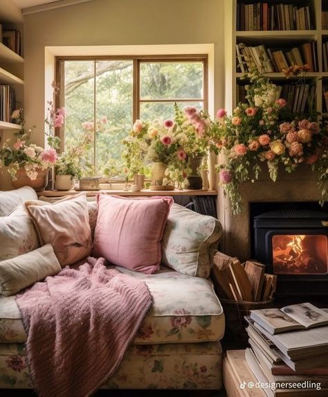 English Cottage Living Room, Floral Living Room, Market Decor, English Cottage Decor, Amazing Homes, Casa Country, Cottage Living Rooms, Casa Vintage, Cottagecore Decor