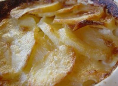 Potato Gratin with Truffle Oil is an elegant, absolutely delicious side dish that is very easy to assemble and smells amazing while baking. Au Gratin Potato Casserole, Truffle Oil Recipes, Scallop Potatoes, Cheese Scalloped Potatoes, Scalloped Potatoes Recipe, Polynesian Resort, Vegetarian Bake, Scalloped Potato Recipes, Potato Gratin