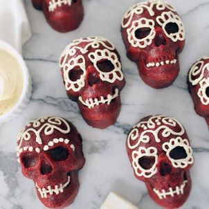 Groovy Goodies, Skull Cakes, Spooky Cookies, Postres Halloween, Spooky Halloween Treats, Halloween Food Desserts, Halloween Decor Diy, Skull Cake, Halloween Sweets