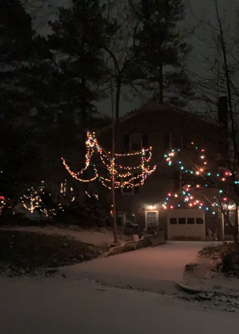 Aesthetic Christmas Lights, Christmas Lights At Night, 2000s Christmas, Winter Aesthetic Christmas, Cosy Season, Nite Lights, Snow Season, Lights At Night, Christmas Feeling