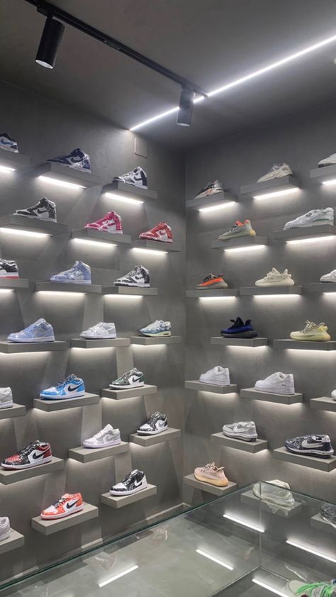 Sneaker Store Aesthetic, New Shoes Aesthetic, Nike Store Aesthetic, Shoes Shop Design Ideas, Shoe Collection Display, Nike Decor, Botique Interiors, Store Display Design, Shoe Store Design