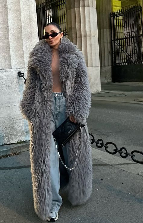 Jeans And Long Coat Outfit, Boho Baddie Outfits For Winter, Grown Woman Winter Outfits, Rain Fits Aesthetic, Boho Luxe Outfit, Fur Coat And Boots Outfit, Winter Motorcycle Outfit, Long Bubble Coat Outfit, Teddy Coat Outfit Black Women