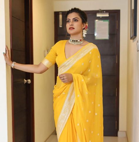 Yellow Saree Styling Ideas, Yellow Fancy Blouse Designs, Yellow Saree Haldi Look, Yellow Saree Design, Simple Banarasi Saree, Yellow Saree Styling, Anusree In Saree, Simple Yellow Saree Look, Yellow Saree Look Traditional