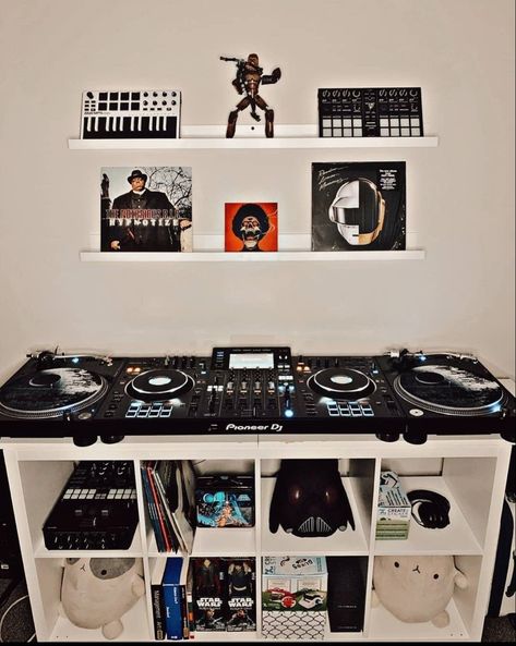 Dj Set Up Living Room, Home Dj Setup Living Rooms, Dj Corner At Home, Dj Setup Ideas Home, Dj Studio Room Ideas, Home Dj Setup, Turntable Storage, Big Living Room Decor, Vinyl Record Room