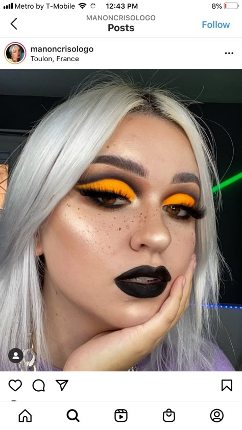 Bold Color Eye Makeup, Orange Eyeshadow Looks Halloween, Hhn Makeup Ideas, Halloween Color Makeup, Fall Looks Makeup, Out Of The Box Makeup Looks, Halloween Inspired Eye Makeup, Halloween Themed Eye Makeup, Spooky Season Makeup Looks