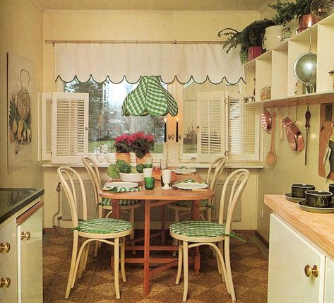 80s Vintage Living Room, 1980s House Exterior, 80s House Decor, 1980s House, 1980s Interior, 80s Kitchen, 1980s Decor, 90s House, 80s Interior Design