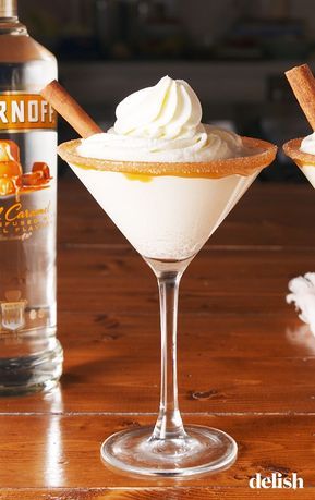 Snickerdoodle Martini, Desserts Cinnamon, Best Martini Recipes, Winter Cocktails Recipes, Cinnamon Caramel, Thanksgiving Cocktails, Festive Cocktails, Winter Cocktails, Festive Drinks