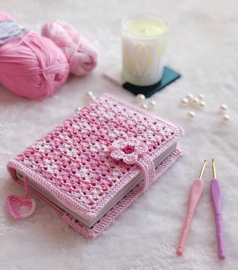 Crochet Quran Cover Free Pattern, Crochet Bible Bag, Book Covers Crochet, Book Crochet Cover, Crochet Bible Cover Free Pattern, Crochet Notebook Cover, Crochet Book Accessories, Crochet Quran Cover, Bible Cover Crochet