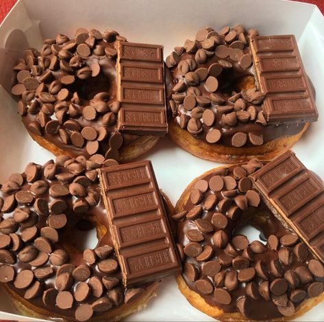 Dount Cake Idea, Donat Glaze, Donuts Gourmet, Donut Flavors, Donuts Donuts, Donuts Recipe, Cake Bread, Food Chocolate, Homemade Donuts