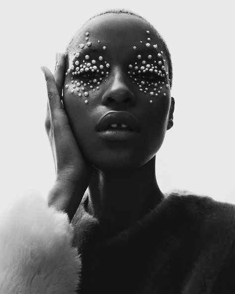 Black Model Beauty Editorial, Black And White Makeup Photography, Black Editorial Makeup, Afropunk Makeup, Black Woman Editorial, Pearl Makeup Looks, Makeup Jewels, Extreme Make-up, Editorial Make-up