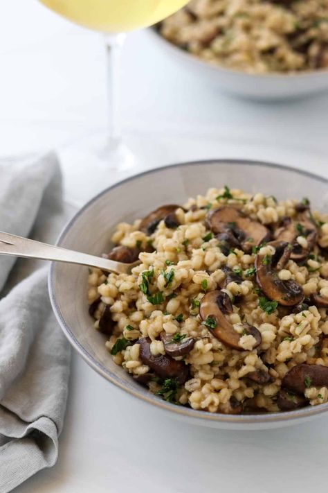 Looking for a soul-warming vegetarian meal you can feel good about? This Creamy Baked Barley Risotto with Mushrooms is for you. Nutritious pearl barley Barley Breakfast, Mushroom Barley, Risotto Cakes, Balsamic Drizzle, Barley Risotto, Barley Recipe, How To Make Risotto, Baked Mushrooms, Pearl Barley