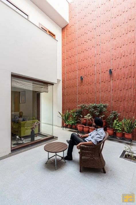 Courtyard Inside House Interiors, Internal Courtyard Ideas, Courtyard Ideas Inside House, Courtyard Inside House, Internal Courtyard House, Enclosed Courtyard Ideas, Internal Courtyard Garden, External Staircase, Feature Wall Design