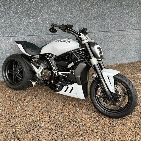 A special wide 8.5'' x 17'' rear wheel for the Ducati Diavel models, comes in the Rapid TEK wheel design, and we have a Mamba TEK wide rear available too for this beautiful machine 🔥 Send us a DM or enquire on our website using the link below https://blackstonetek.com/motorcycle-products/ #bstcarbonfibrewheels #customwheels #lighter #faster #stronger #carbonfibretechnology #bstwheels #bikelife #2wheels #rideordie #biketech #motorcyclelife #2wheelslovers #carbonfibrewheels #carbonwheels #str... Ducati Diavel Carbon, Custom Bikes Cafe Racers, Wheel Design, Motorcycle Types, Ducati Diavel, Custom Wheels, Cafe Racers, Ride Or Die, Bike Life