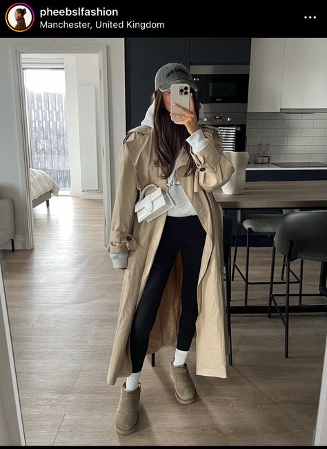 Trench Coat And Beanie Outfit, Trench Coat Outfit With Uggs, Tan Trench Coat Outfit Casual, Rainy Travel Outfit, Outfit Ideas 2024 Winter, Toque Outfit, Straight Jeans Outfit Winter, Head Band Outfit, Long Trench Coat Outfit