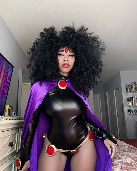 Here are our Top 20 Halloween costumes for 2020 that anyone can wear with natural hair, afro hair, curly hair, wigs or even braiding hair! Natural hair, curly hair, braided hair, halloween costumes, cosplay costumes, halloween costume ideas , halloween costume ideas for curly hair , halloween costume ideas for girls with curly natural hair, black women , women hairstyles, halloween costumes for women, Black Raven Cosplay, Raven Costume Teen Titans, Raven Halloween Costume, Black Hair Halloween Costumes, Costumes For Black Women, Kiera Please, Raven From Teen Titans, Raven Outfits, Basic Halloween Costumes