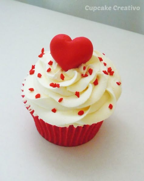 Cupcake Creativo: Postres Románticos para San Valentín Cupcakes San Valentin, Frost Cupcakes, Heart Cupcakes, Fondant Cupcake Toppers, Valentine Day Cupcakes, Cupcakes Decorados, Rose Cupcakes, Valentines Cupcakes, Valentine Desserts