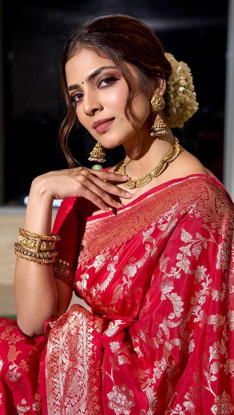 Red Banarasi Saree Look, Banarasi Saree Look, Red Banarasi Saree, Malvika Mohanan, Saree Colors, Easy And Beautiful Hairstyles, Malavika Mohanan, Saree Blouse Styles, Traditional Blouse Designs