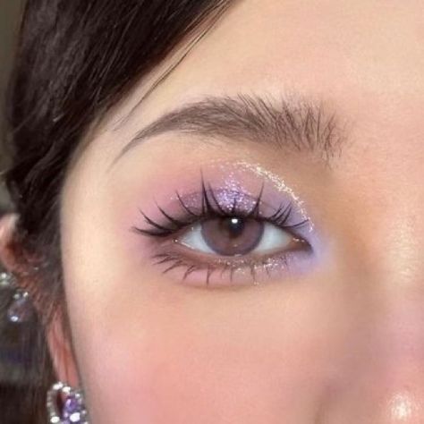 Lilac Douyin Makeup, Lila Makeup, Asian Makeup Tutorials, Pretty Eye Makeup, Purple Eye Makeup, Purple Makeup, Eye Makeup Designs, Purple Eyeshadow, Asian Eye Makeup