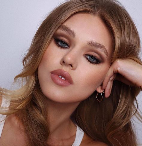 The 12 Best Gen Z Makeup Trends | Who What Wear Gen Z Makeup, 70s Inspired Makeup, 60s Eye Makeup, 60s Inspired Makeup, 60’s Makeup, Hung Vanngo, 60s Makeup, Retro Makeup, Celebrity Makeup Artist