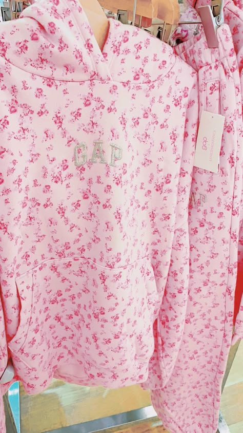 Gap X Loveshackfancy, Gap Love Shack Fancy, Love Shack Fancy, Casual Preppy Outfits, Cute Preppy Outfits, Cute Sweatshirts, Simple Trendy Outfits, Pink Outfits, Birthday Wishlist