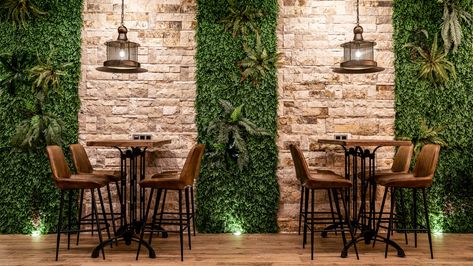 Dentro de las instalaciones del Hotel se encuentra el Gastrobar, otro de los lugares donde más presente se hace la combinación de estilos, inspiraciones y orígenes tan propia de las piezas de Vical. Paredes inspiradas en jardines verticales y una miscelánea de lámparas de techo de ratán son el mejor decorado para una cena diferente: las mesas contienen su propia plancha para que cada comensal cocine su carne en su punto deseado, después de haberla elegido en el mostrador. Cafeteria Vintage, Bistro Interior, Bar Interior Design, Bar Interior, Vintage Bar, Chaise Bar, Cafe Design, Restaurant Decor, Bar Decor