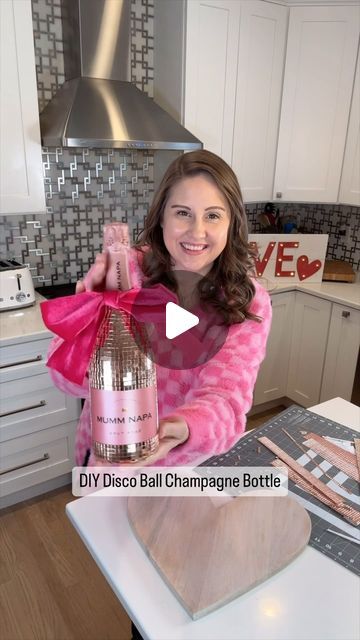 Disco Ball Champagne Bottle Diy, Disco Wine Bottle, Disco Champagne Bottle, Champagne Gift Ideas, Glitter Champagne Bottle Diy, Diy Champagne Bottle, Disco Ball Champagne, Disco Champagne, Diy Alcohol Gifts