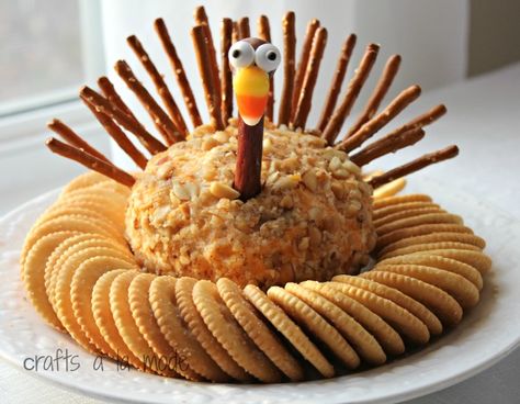 Thanksgiving Turkey Cheese Ball Thanksgiving Food List, Turkey Cheese Ball, Thanksgiving Snacks, Food Boards, Decorações Com Comidas, Thanksgiving 2024, Turkey Cheese, Thanksgiving Treats, Thanksgiving Dishes