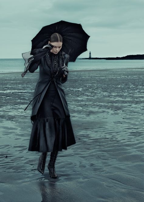 Gothic-Outfit-Inspiration-ELLE-Germany03 Kim Noorda, Germany December, Black Mode, Neo Romantic, Germany Fashion, Mode Editorials, Gothic Glam, Gothic Looks, Under My Umbrella