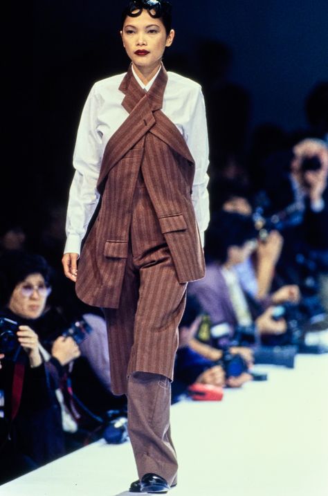 See the complete Comme des Garçons Spring 1995 Ready-to-Wear collection. Goth Corporate, Deconstruction Fashion, Ropa Upcycling, Cheap Fashion Outfits, Cheap Womens Fashion, Uk Clothing, Cheap Fashion, Looks Style, Fashion History