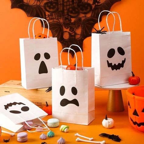 16 Easy Halloween Treat Bags Ideas – Partymazing Trick Or Treat Candy Bags, Halloween Bag Decorating Ideas, Halloween Sweet Bags, Halloween Candy Bags Diy, Halloween Treat Bags Ideas, Halloween Bag Ideas, Treat Bags Ideas, Easy Halloween Treat Bags, Halloween Candy Bag Ideas