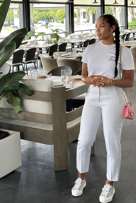 Italian Everyday Style, White On White Outfits For Women, Classy Spring Outfits Black Women, White Jeans Outfit Classy, Polo Classic Outfit Womens Fashion, Mom Dress Classy, The Mother Archetype Aesthetic Outfits, Casual Dinner Outfit Winter Classy, Casual Work Outfits Summer Office Wear Jeans Women