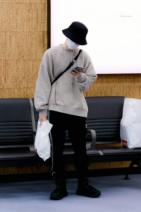 Baekhyun [HQ] 191024 Gimpo Airport, Arrival from Tokyo | #EXO Korean Bucket Hat Outfit Men, Bucket Hat Outfit Mens Streetwear, Bucket Hat Outfit Mens, Hat Outfit Men, Korean Style Boy, Moda Ulzzang, Exo Fashion, Korean Airport Fashion, Muka Lelaki