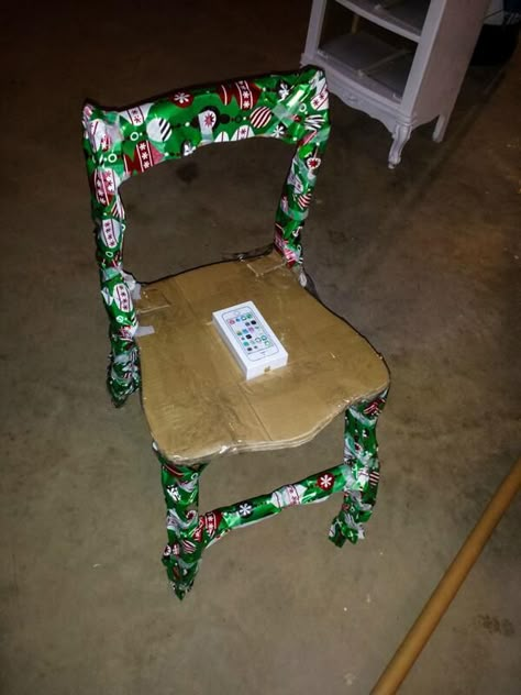 21 People Who Got Creative With Their Gift Wrapping Prank Gift Wrapping Ideas, Funny Wrapping Ideas, Funny Gift Wrapping Ideas, Funny Gift Wrapping, Funny Christmas Wrapping, Gift Card Wrapping, Frosted Gingerbread, Xmas Wrapping, Iphone Gifts