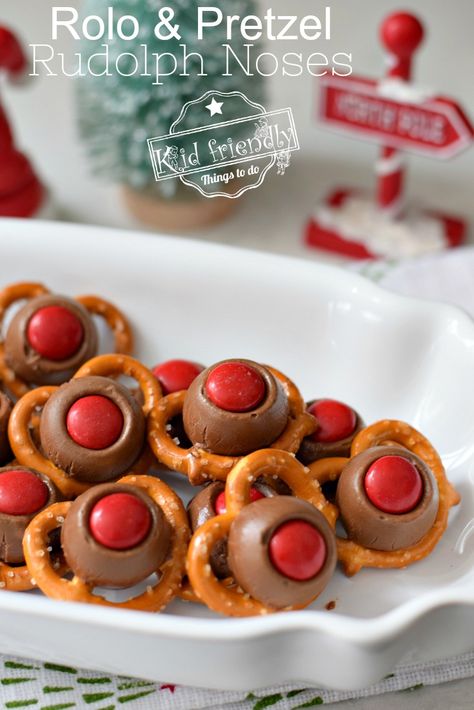 These Rudolph Nose Treats are so adorable and easy to make. With sweet chocolate, salt & caramel, these treats are hard to resist. Perfect for the holidays. www.kidfriendlythingstodo.com #rudolph #noses #pretzel #easy #rolo #kids #party #Christmas Rolo Pretzel, Kids Christmas Treats, Rolo Pretzels, Christmas Party Treats, Easy Dessert Recipes Christmas, Christmas Desserts Easy, Salty Treats, Chocolate Pretzels, Christmas Food Desserts